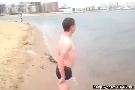 мужик на пляжу